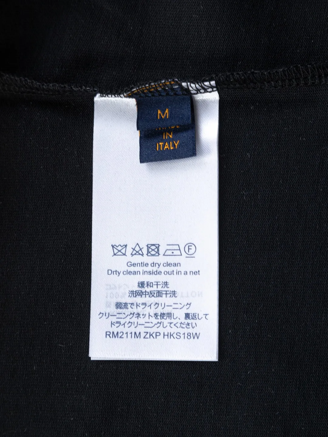 🅿️200 Louis Vuitton 1V LV lv slightly wide version S-XL LV 26ss new products are available at counters simultaneously. Multiple craftsmanship. Gold thread jacquard checkerboard letters on the chest🪡 embroidery. Round neck short-sleeved T-shirt, same style for men and women! Consigned to one-to-one creation. Synchronized with the official website, pure cotton fabrics at the counter! It is close to the skin and comfortable, durable and easy to wear. It has a classic and simple logo design and meticulous original craftsmanship. Short-sleeves, a must-have item for men, do not appear to be the same for the general public, but must be unique and eye-catching. This LV short-sleeve is all about quality, comfort, the same shape and fashion as always, including fabrics and cutting techniques. All of them have been made with great effort! 320 grams of washed pure cotton fabric, pure cotton is breathable, very refreshing and comfortable for daily wear. The rib knitting on the neckline is smooth and tight, and the neckline will not be skewed if you toss it at will. The loose version, you will find that it looks really good on the upper body. The overall is minimalist and neat, super versatile for daily use! Pair it casually with a pair of pants for a youthful look. A T-shirt will make your outfit crazy. It is a fashionable item that can never go wrong! Color: Black White Size: S-XL Size chart: S: Shoulder width 50-Bust 56-Length 70 M: Shoulder width 52-Bust 57-Length 72 L: Shoulder width 54-Bust 59-Length 74 XL: Shoulder width 56-Bust 62-Length 76